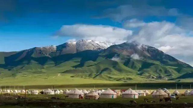 漫步新疆古城,古韵街道映衬西域风情